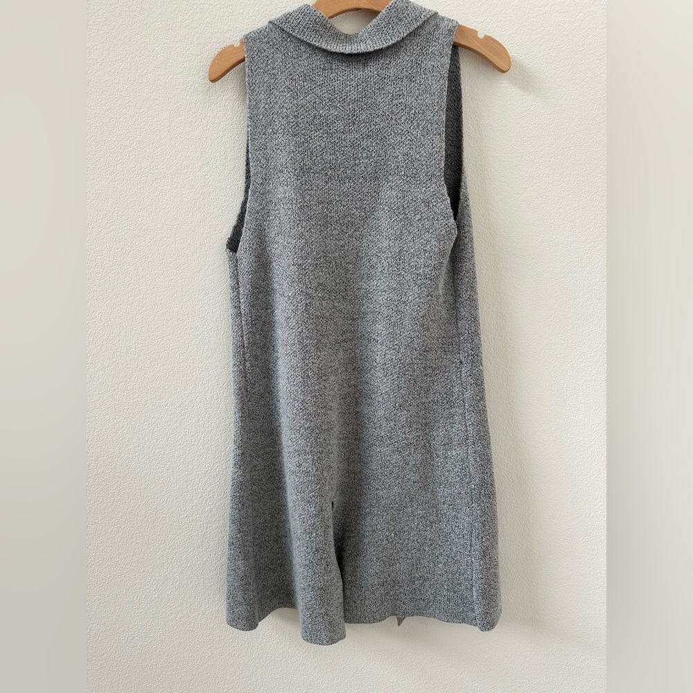 Chic Gray Knit Vest with Pockets - Picture 2 of 4